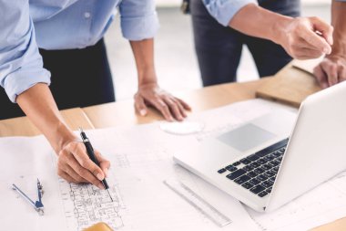 Yakın çekim, kişinin mühendis el çizim planı üzerinde mavi baskı wi