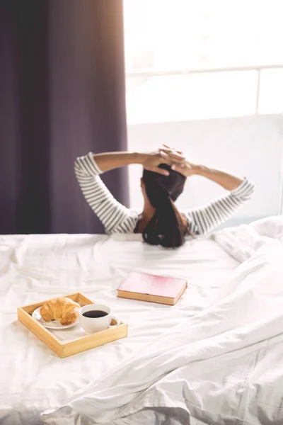 Atractivo asiático mujer estirarse uno mismo despertar en la cama habitación . — Foto de Stock