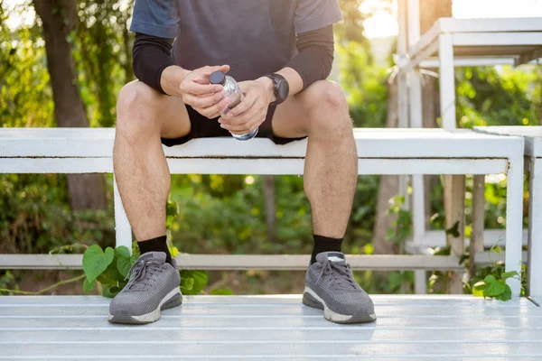 Caucásico hombre corto barba beber refrescante agua mientras sittin — Foto de Stock