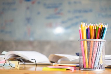 tipik Ahşap banklar ile renkli ekipman sınıfı kitaplar ve b