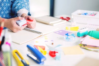 Kadın eli hurda rezervasyon veya diğer Festival d yapma kağıt kesme