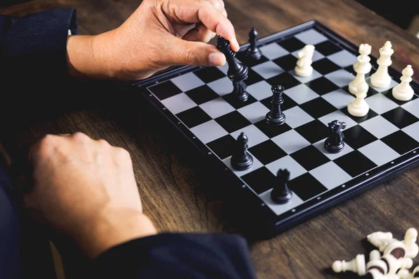 Mão de homem de negócios em movimento figura de xadrez na competição gam bordo — Fotografia de Stock