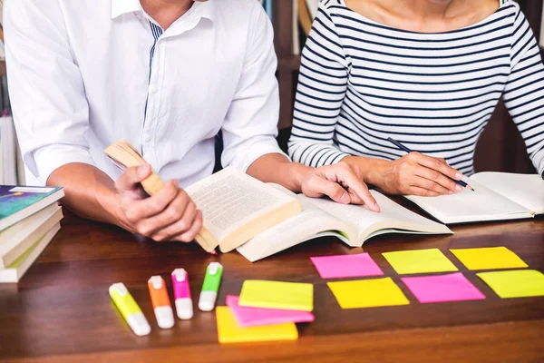 Giovani studenti compagni di classe aiutano amico recupero cartella di lavoro e l — Foto Stock