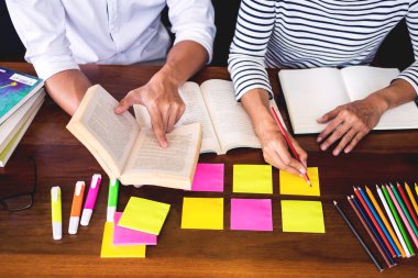 Genç öğrenciler sınıf çalışma kitabı ve l kadar alıcı arkadaşa yardım