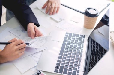 iş kadın muhasebeci veya banker hesap yapma faturaları. D