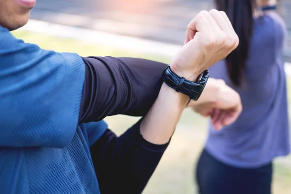 Allenamento mattutino presto, coppia fitness che si allunga all'aperto in par — Foto Stock