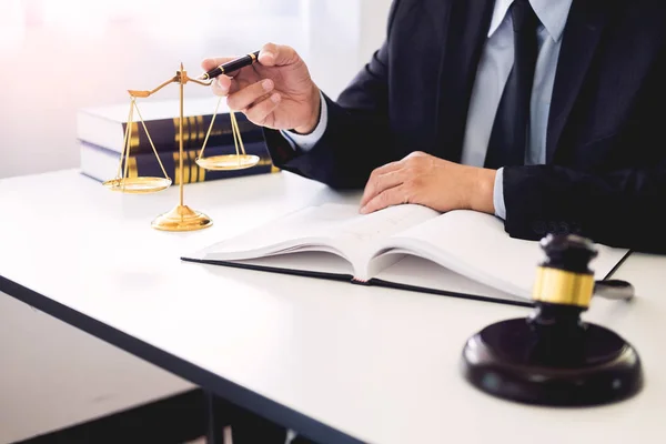 Hamer en geluid blok van Justitie wet en advocaat werkt op woode — Stockfoto