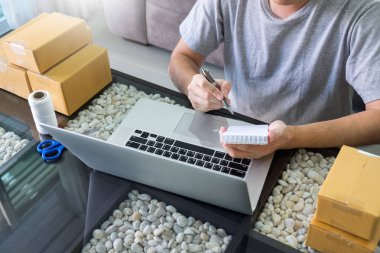 Başlangıç küçük işletme SME, akıllı telefon kullanarak girişimci sahibi