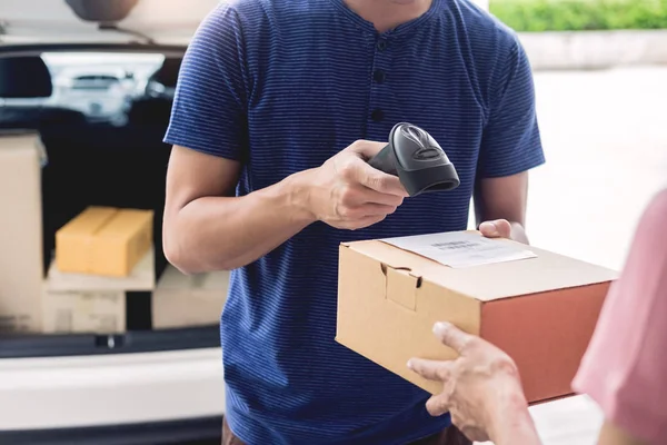 Shipment working delivery service concept, Messenger Leaving Par — Stock Photo, Image