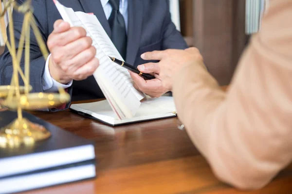 Rechtsanwalt im Amt. Beratung und Beratung über rechtliche Grundlagen — Stockfoto