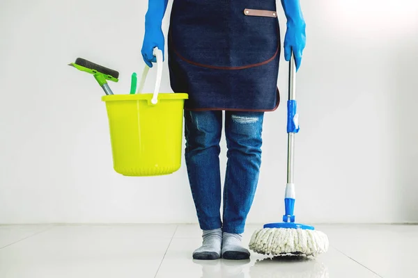 Mladá hospodyně, úklid podlahy mobbingu, mop a plast — Stock fotografie