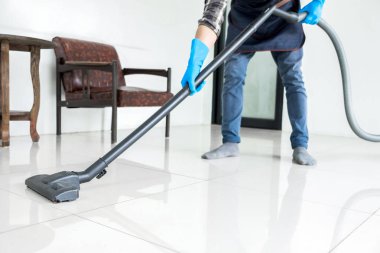 Vakum ticari temizlik eş genç çekici adam Temizleme