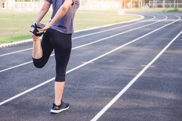Fitness koncept. Mladá fitness žena roztáhla nohy a přípravi — Stock fotografie