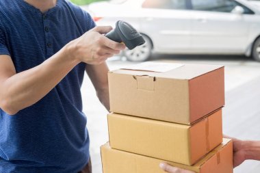 Sevkiyat çalışma teslimat hizmeti kavramı, Messenger par bırakarak