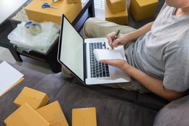 Başlangıç küçük işletme SME, akıllı telefon kullanarak girişimci sahibi