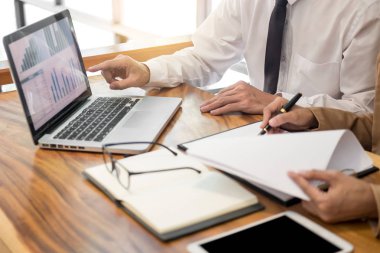 Ekip çalışması başlangıç proje büyük yapma planlama tartışma toplantı çalışma birlikte, beyin fırtınası işlem iş başarı modern coworking ofis takım.