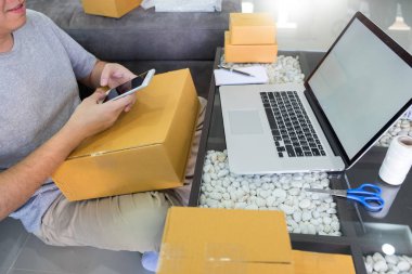 Başlangıç küçük işletme SME, akıllı telefon kullanarak girişimci sahibi