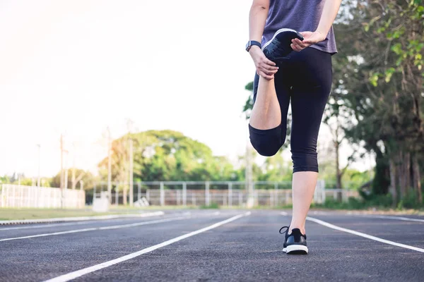 Concetto fitness. Giovane donna fitness stretching gambe e prepari — Foto Stock