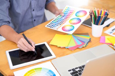 takım iç tasarımcı grafik compu kullanarak yeni bir proje çizim