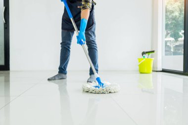 Genç hizmetçi holding paspas ve plastik zemin mobbing Temizleme