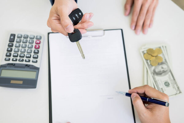 Бизнесмен дает конечный ключ клиенту после заключения хорошей сделки
