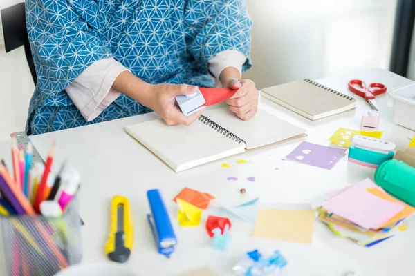 Papier découpé à la main pour femme Réservation de ferraille ou autre activité festive d — Photo