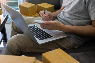 Başlangıç küçük işletme SME, akıllı telefon kullanarak girişimci sahibi