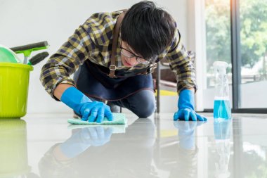 evde bez Temizleme zemin ile adam bir SP bez ve sıvı kullanır