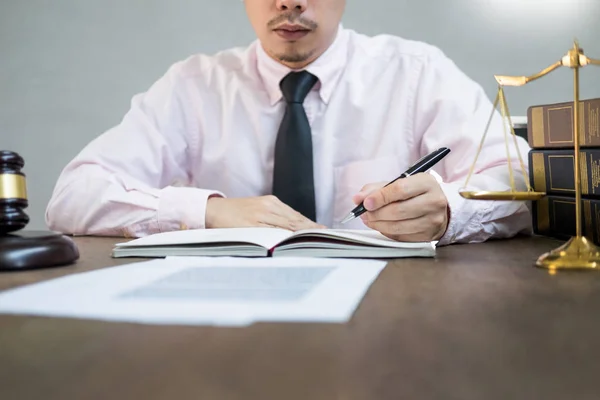 Avvocato giudice lettura documenti alla scrivania in aula di lavoro su w — Foto Stock