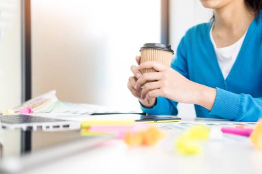 iç tasarım veya grafik tasarımcı yenileme ve teknoloji işbirliği