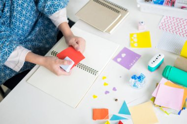 Kadın eli hurda rezervasyon veya diğer Festival d yapma kağıt kesme