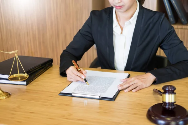 Lawyer judge reading documents at desk in courtroom working on w — Stock Photo, Image