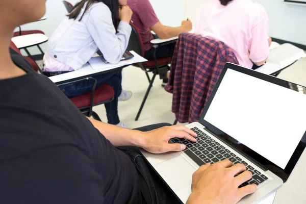 Grupo de alunos adultos ouvir palestra do professor e perguntando Qu — Fotografia de Stock