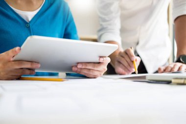 Yaratıcı veya pantone renk örneği ile iç tasarımcılar ekip çalışması ve 