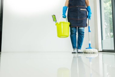 Genç hizmetçi holding paspas ve plastik zemin mobbing Temizleme