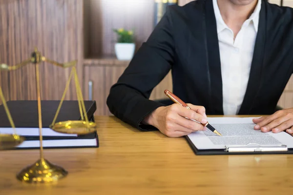 Avvocato giudice lettura documenti alla scrivania in aula di lavoro su w — Foto Stock