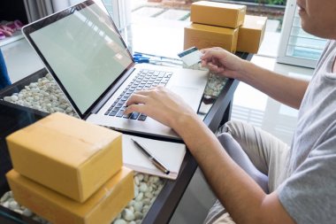 Başlangıç küçük işletme SME, akıllı telefon kullanarak girişimci sahibi