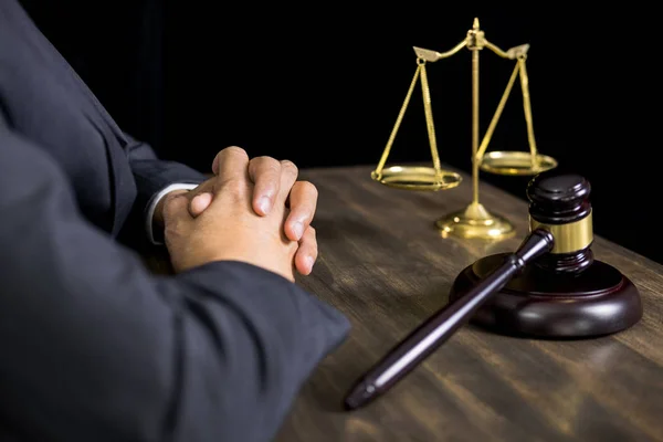 Bel- és igazságügyi jog fogalma. Férfi bíró a tárgyalóteremben dolgozik woo — Stock Fotó
