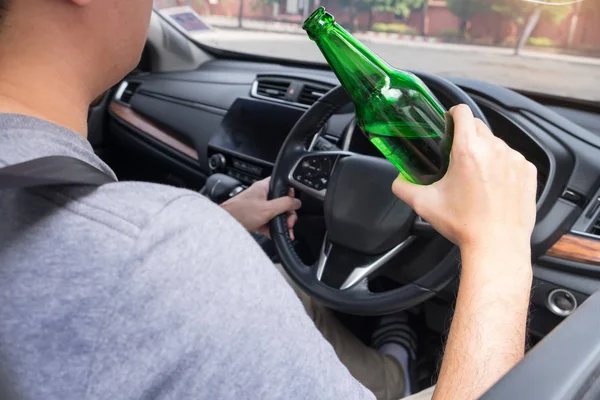 Nepít pro Drive koncept, mladý opilý muž pít láhev o — Stock fotografie