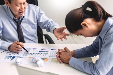 ofiste çalışıyor. Yöneticisi değil bağımsız değişken memnun. Bu