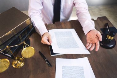 avukat yargıç w üzerinde çalışma salonunda masada belgeleri okuma