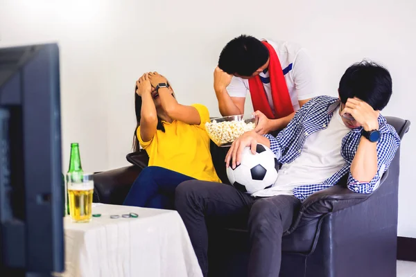 Asiático torcedores de futebol grupo de amigo assistindo futebol esporte — Fotografia de Stock