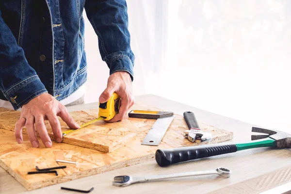 Carpent planları çalışmalarında dikkatle bakarak çalışma marangoz