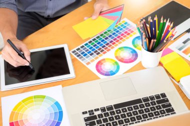 takım iç tasarımcı grafik compu kullanarak yeni bir proje çizim