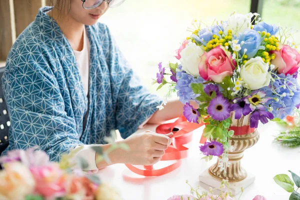 Tinere femei proprietar de afaceri florar de luare sau aranjarea Artificia — Fotografie, imagine de stoc