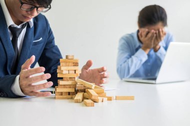 Depresif başarısızlık ve yorgun işadamı geç üzgün ve çözme pro