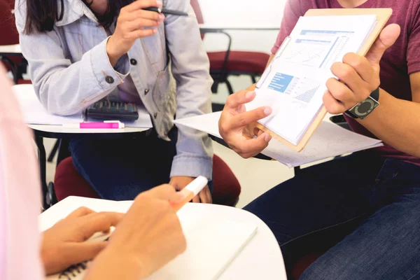 Grupo de alunos adultos ouvir palestra do professor e perguntando Qu — Fotografia de Stock