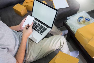 Başlangıç küçük işletme SME, akıllı telefon kullanarak girişimci sahibi