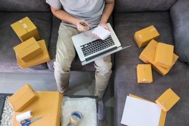 Başlangıç küçük işletme SME, akıllı telefon kullanarak girişimci sahibi