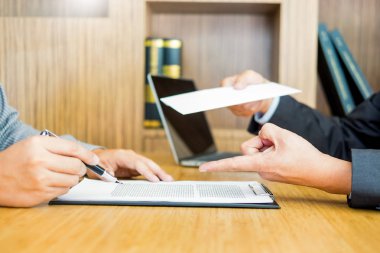 Bir iş adamı elini bir istifa mektubu final REM üzerine